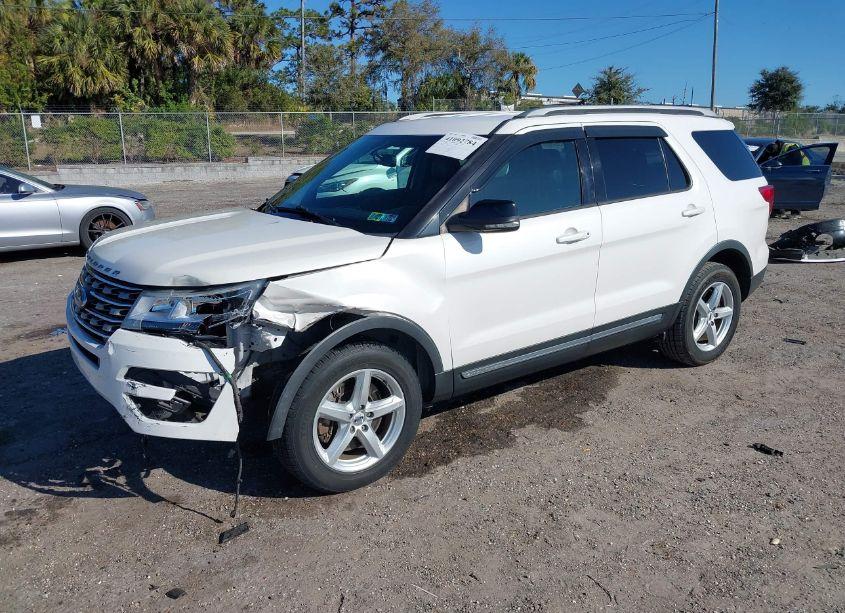 Photo 2 of 2017 Ford Explorer XLT (VIN 1FM5K8D88HGD32670)