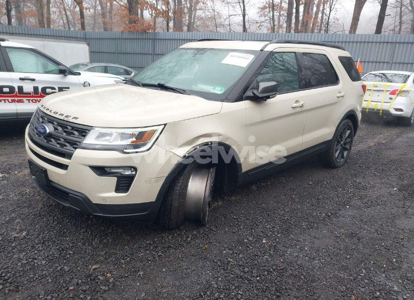 Photo 2 of 2018 Ford Explorer XLT (VIN 1FM5K8D88JGA17115)