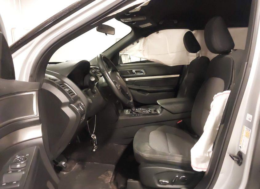 Photo 5 of 2018 Ford Explorer XLT (VIN 1FM5K8D88JGA88489)