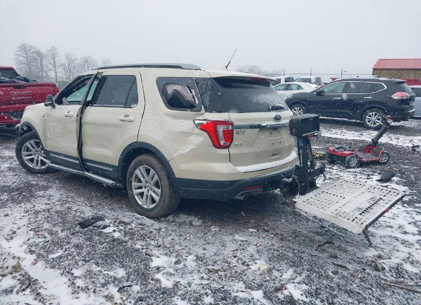 Photo 3 of 2018 Ford Explorer XLT (VIN 1FM5K8D88JGC48015)