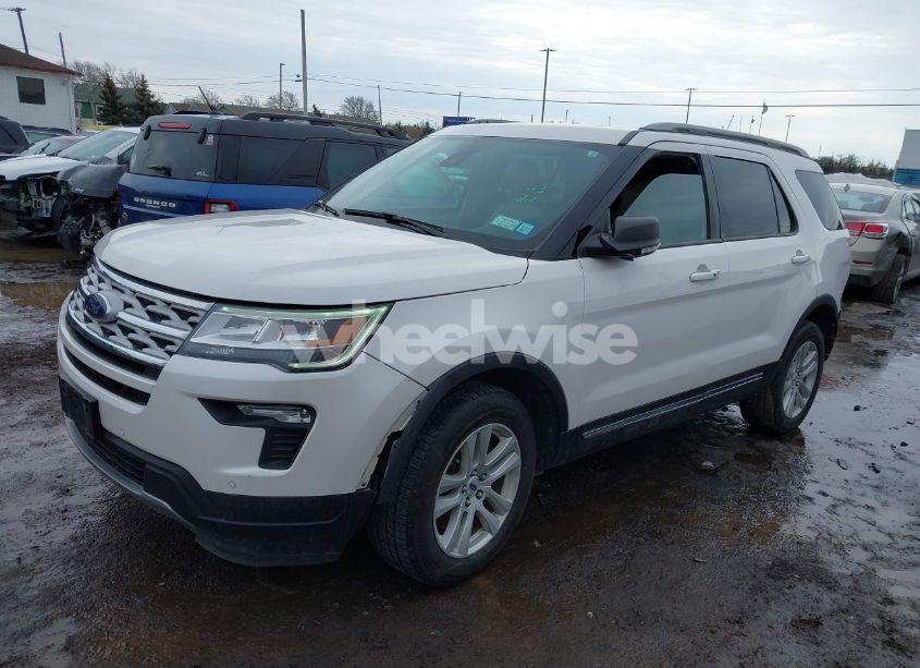 Photo 2 of 2019 Ford Explorer XLT (VIN 1FM5K8D88KGA04768)