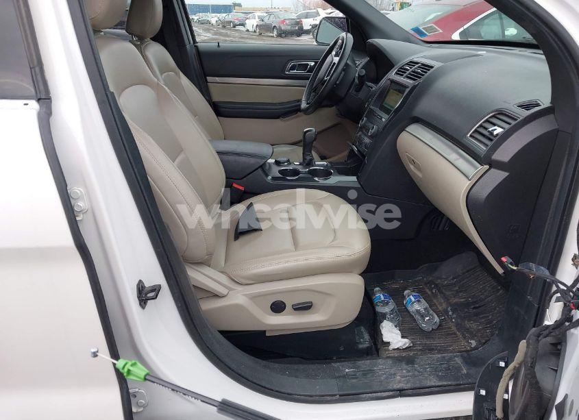 Photo 5 of 2019 Ford Explorer XLT (VIN 1FM5K8D88KGA04768)
