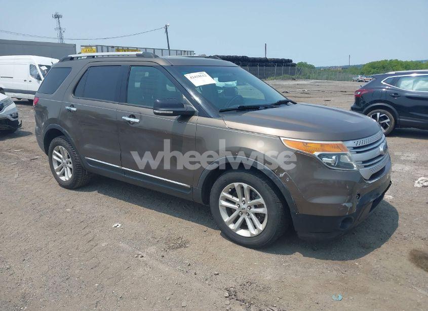 2015 Ford Explorer XLT (VIN 1FM5K8D89FGA50261) main photo