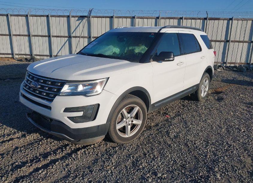 Photo 2 of 2016 Ford Explorer XLT (VIN 1FM5K8D89GGA10070)