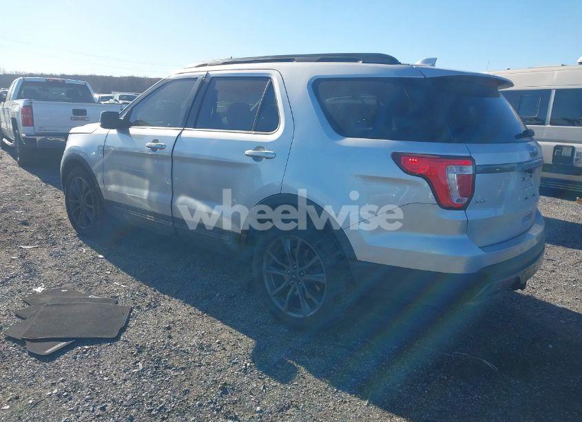 Photo 3 of 2017 Ford Explorer XLT (VIN 1FM5K8D89HGA26397)