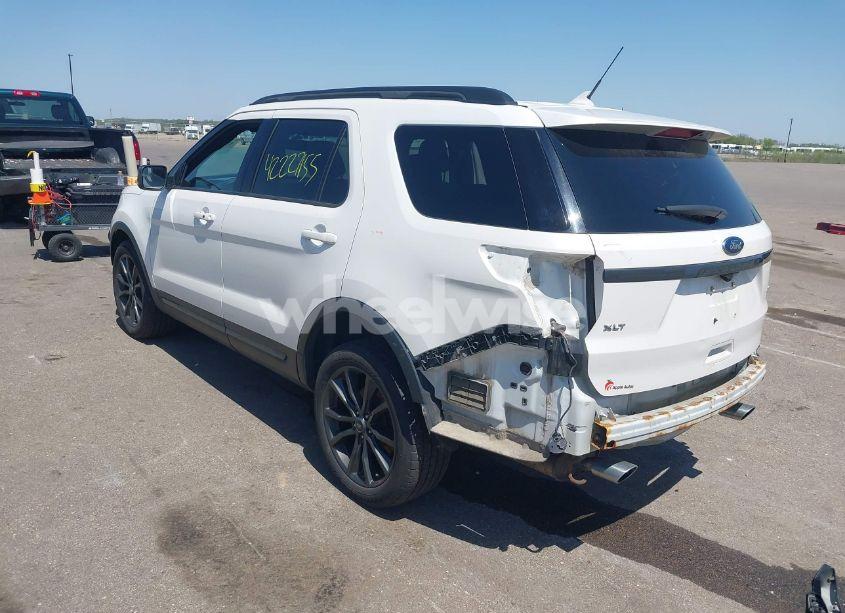 Photo 3 of 2018 Ford Explorer XLT (VIN 1FM5K8D89JGA10366)
