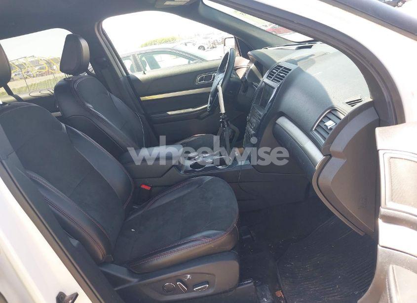 Photo 5 of 2018 Ford Explorer XLT (VIN 1FM5K8D89JGA10366)