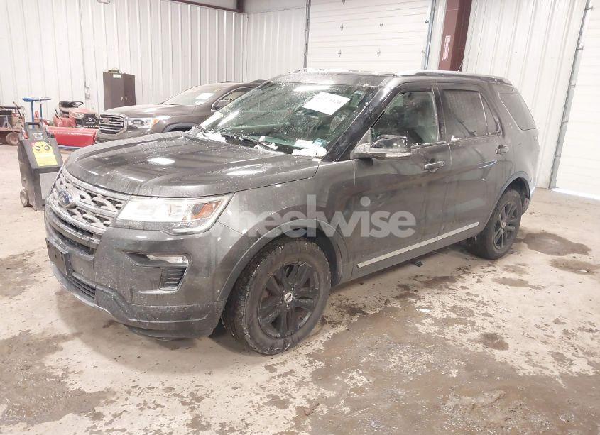 Photo 2 of 2018 Ford Explorer XLT (VIN 1FM5K8D89JGB37117)