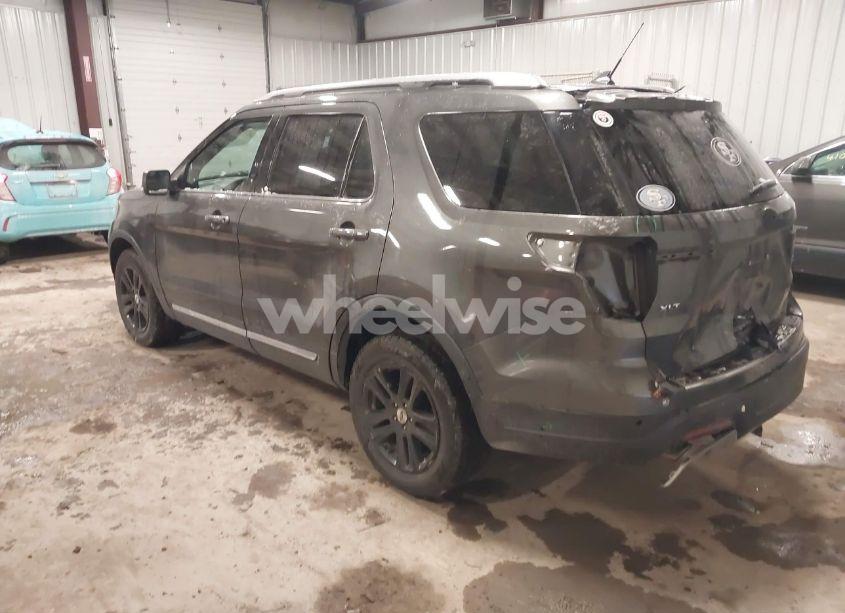 Photo 3 of 2018 Ford Explorer XLT (VIN 1FM5K8D89JGB37117)