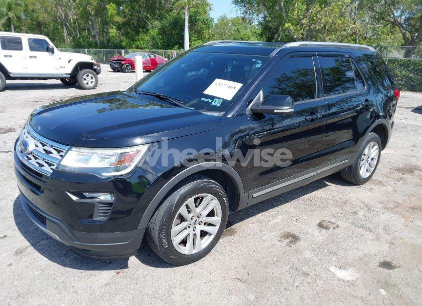 Photo 2 of 2018 Ford Explorer XLT (VIN 1FM5K8D89JGC38674)