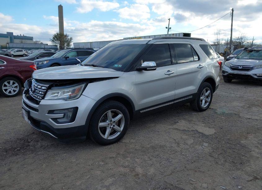 Photo 2 of 2017 Ford Explorer XLT (VIN 1FM5K8D8XHGA92389)