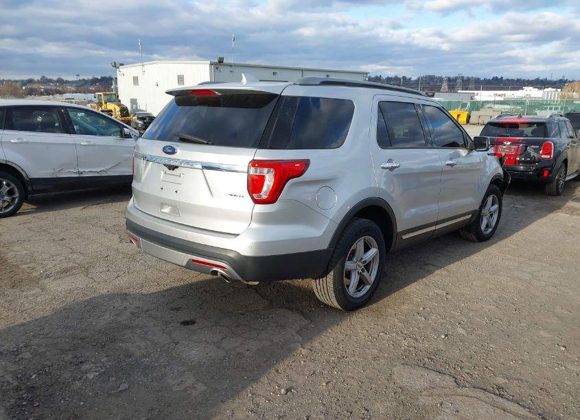 Photo 4 of 2017 Ford Explorer XLT (VIN 1FM5K8D8XHGA92389)