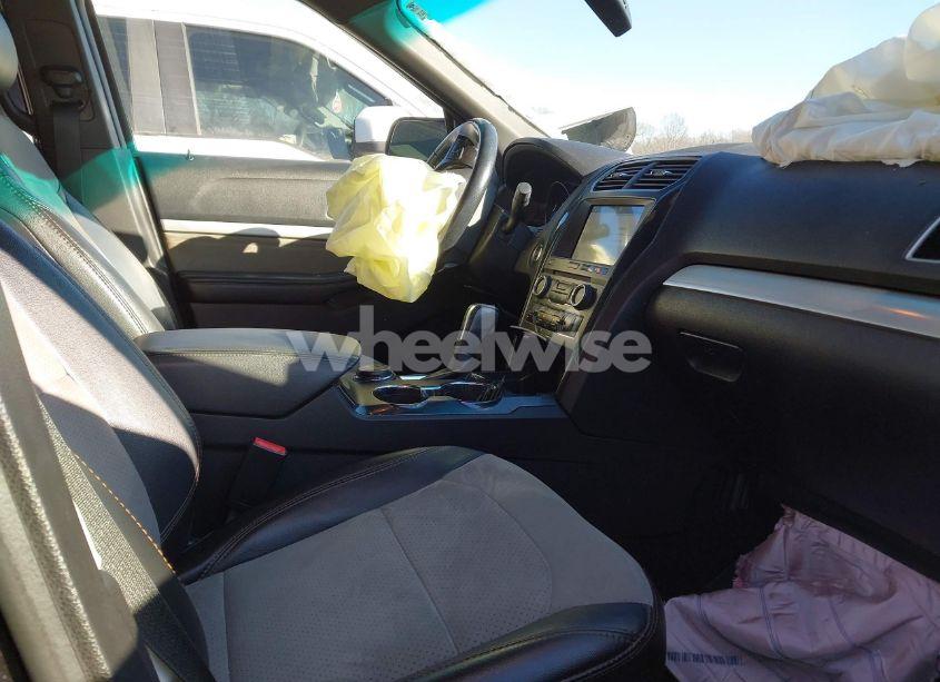 Photo 5 of 2017 Ford Explorer XLT (VIN 1FM5K8D8XHGB04539)