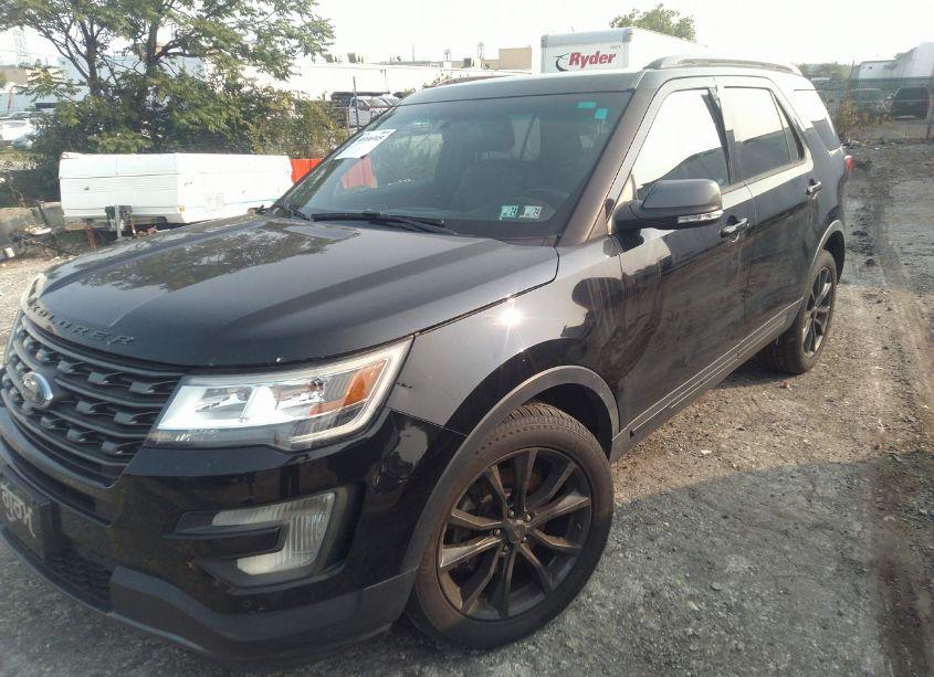 Photo 2 of 2017 Ford Explorer XLT (VIN 1FM5K8D8XHGB16299)