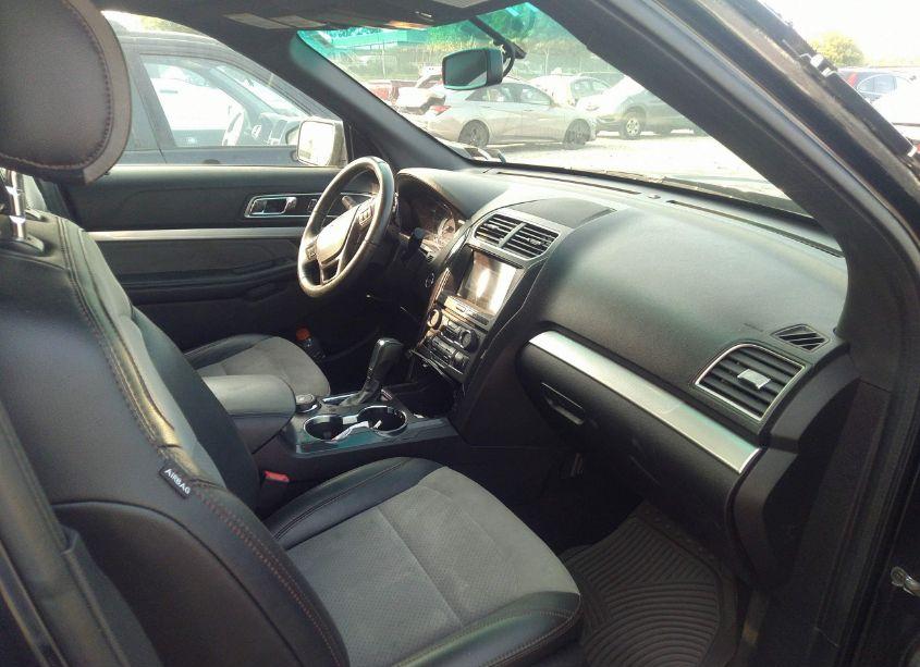 Photo 5 of 2017 Ford Explorer XLT (VIN 1FM5K8D8XHGB16299)