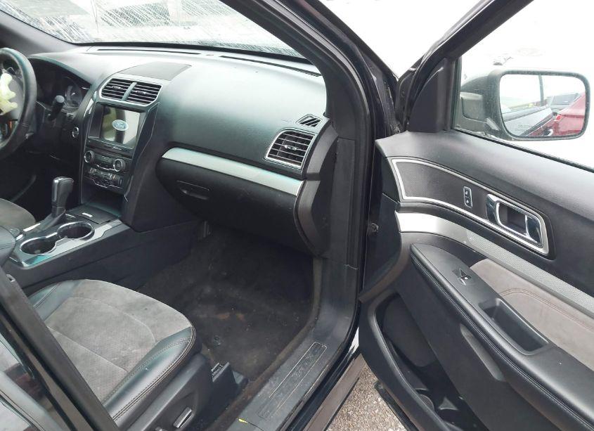 Photo 5 of 2017 Ford Explorer XLT (VIN 1FM5K8D8XHGC21098)