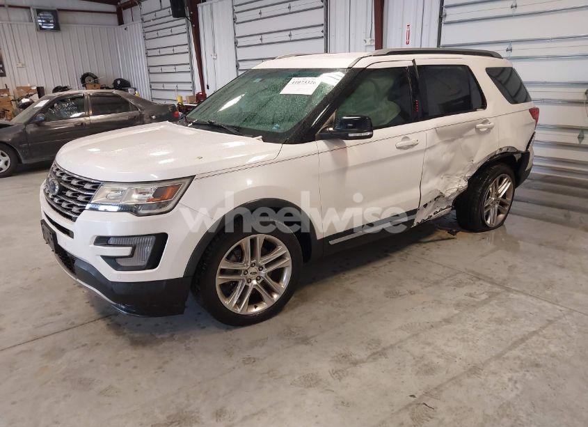 Photo 2 of 2017 Ford Explorer XLT (VIN 1FM5K8D8XHGD36042)