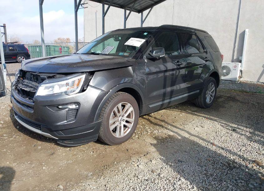 Photo 2 of 2018 Ford Explorer XLT (VIN 1FM5K8D8XJGA62458)