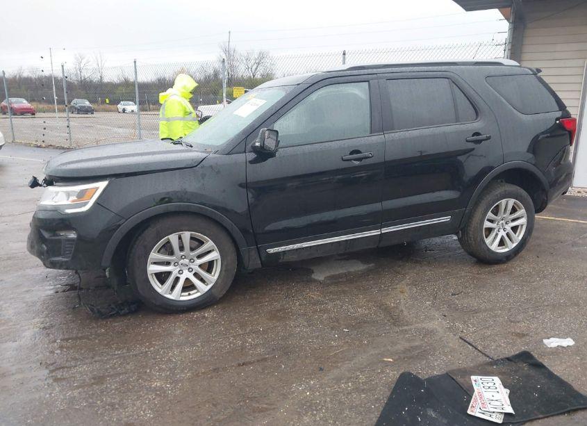 Photo 2 of 2018 Ford Explorer XLT (VIN 1FM5K8D8XJGC65527)