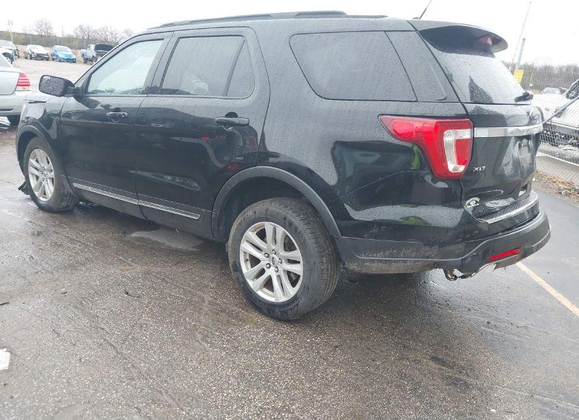 Photo 3 of 2018 Ford Explorer XLT (VIN 1FM5K8D8XJGC65527)