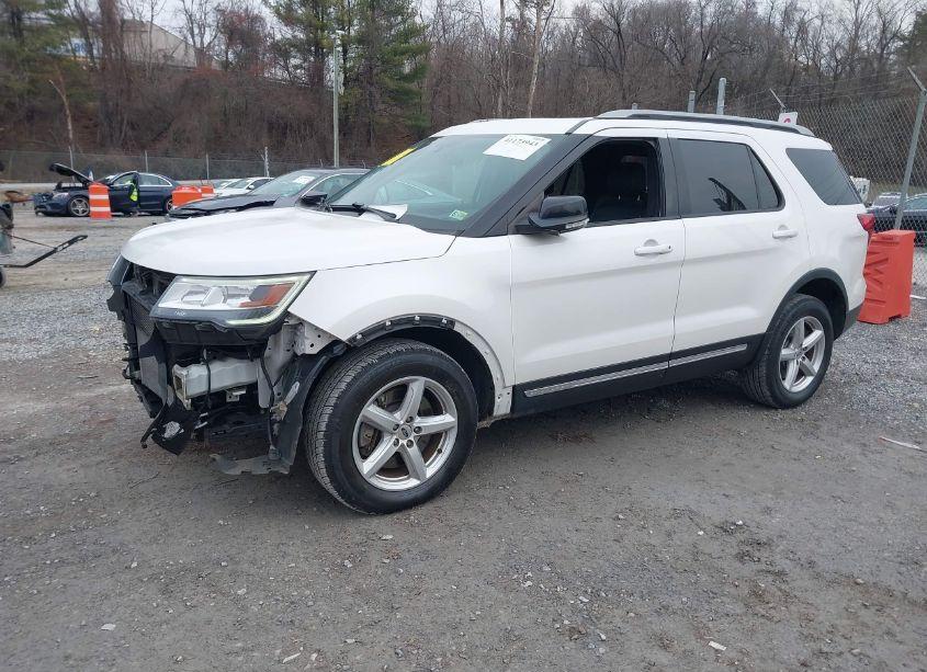 Photo 2 of 2017 Ford Explorer XLT (VIN 1FM5K8DH4HGC44215)