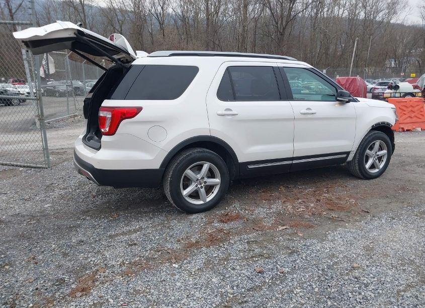 Photo 4 of 2017 Ford Explorer XLT (VIN 1FM5K8DH4HGC44215)