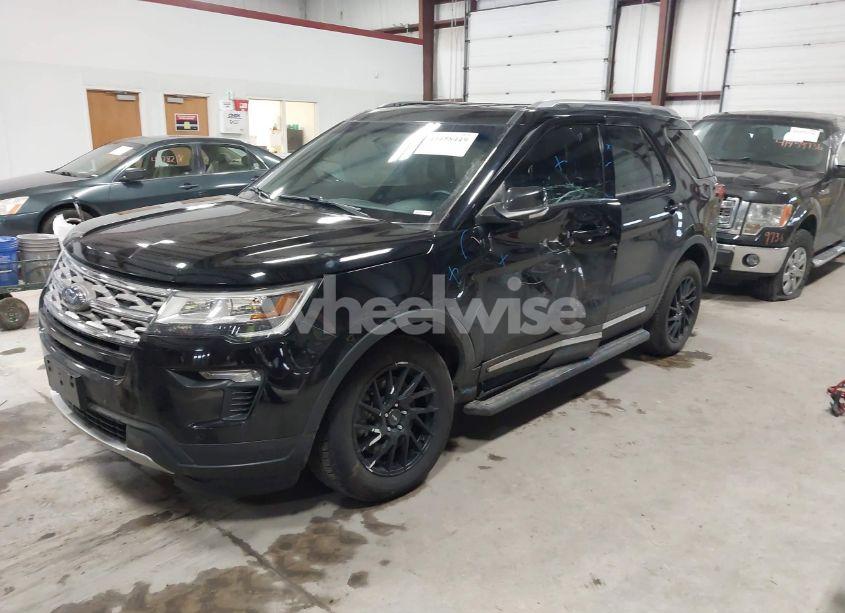 Photo 2 of 2018 Ford Explorer XLT (VIN 1FM5K8DH5JGB13221)