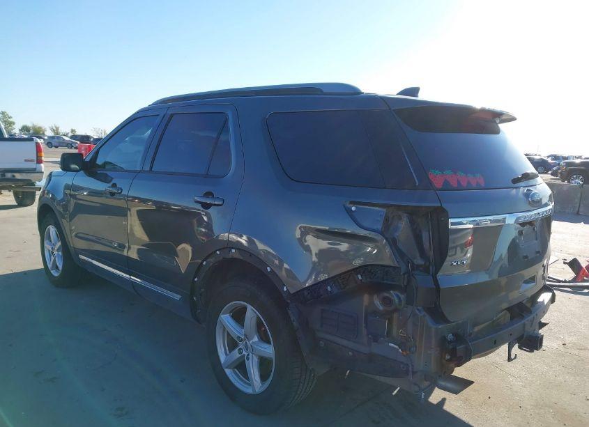 Photo 3 of 2017 Ford Explorer XLT (VIN 1FM5K8DHXHGA09897)