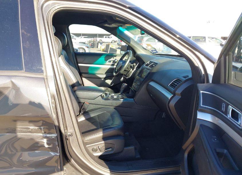 Photo 5 of 2017 Ford Explorer XLT (VIN 1FM5K8DHXHGA09897)