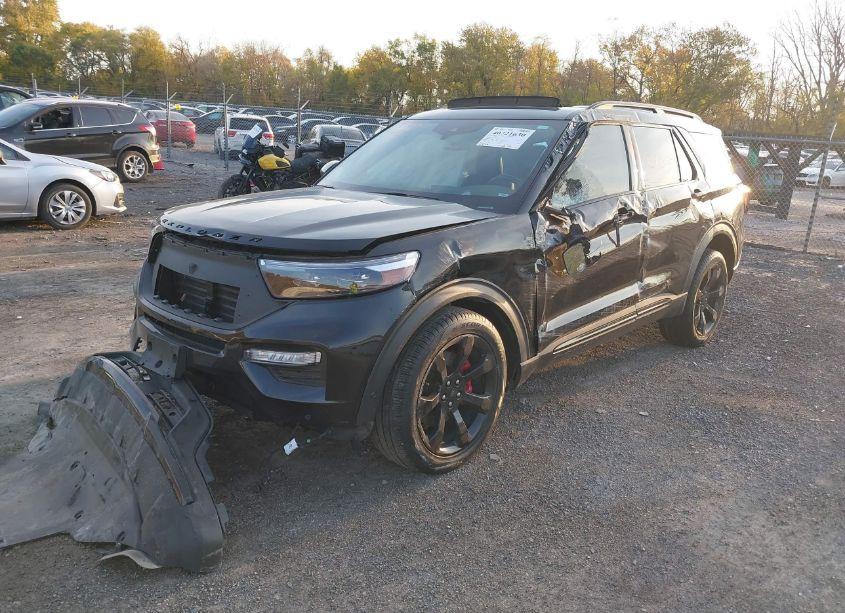 Photo 2 of 2022 Ford Explorer ST (VIN 1FM5K8GC8NGB09668)