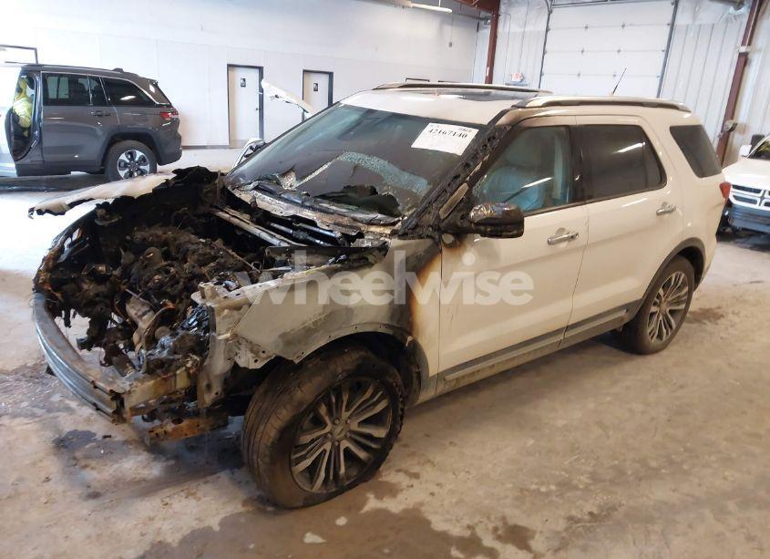 Photo 2 of 2019 Ford Explorer PLATINUM (VIN 1FM5K8HT3KGA95592)