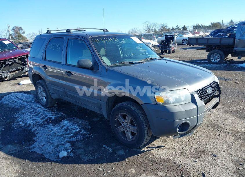 2005 Ford Escape XLS (VIN 1FMCU02Z45KB75212) main photo