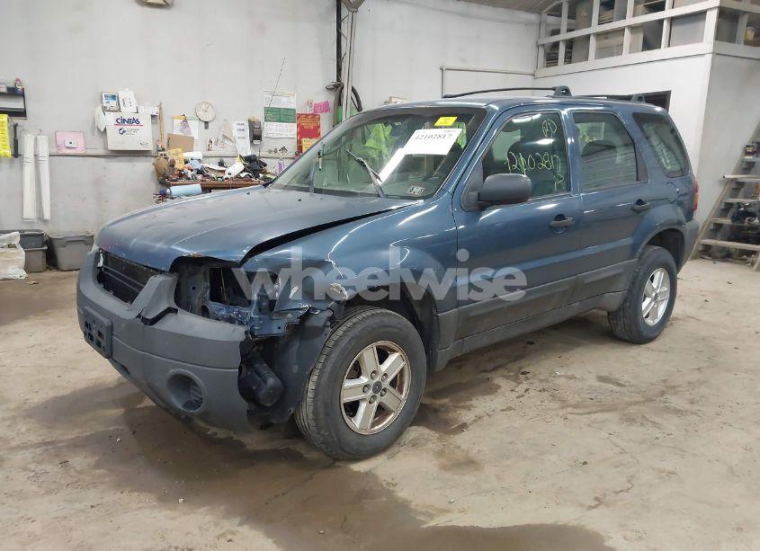 Photo 2 of 2005 Ford Escape XLS (VIN 1FMCU02Z95DA27139)