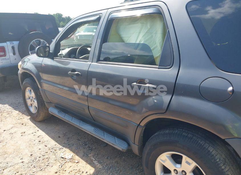 Photo 13 of 2005 Ford Escape XLT (VIN 1FMCU03175KB64245)