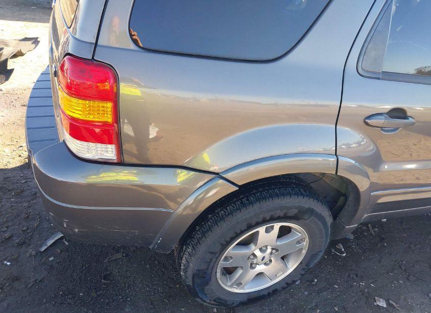 Photo 17 of 2005 Ford Escape LIMITED (VIN 1FMCU04165KB85392)