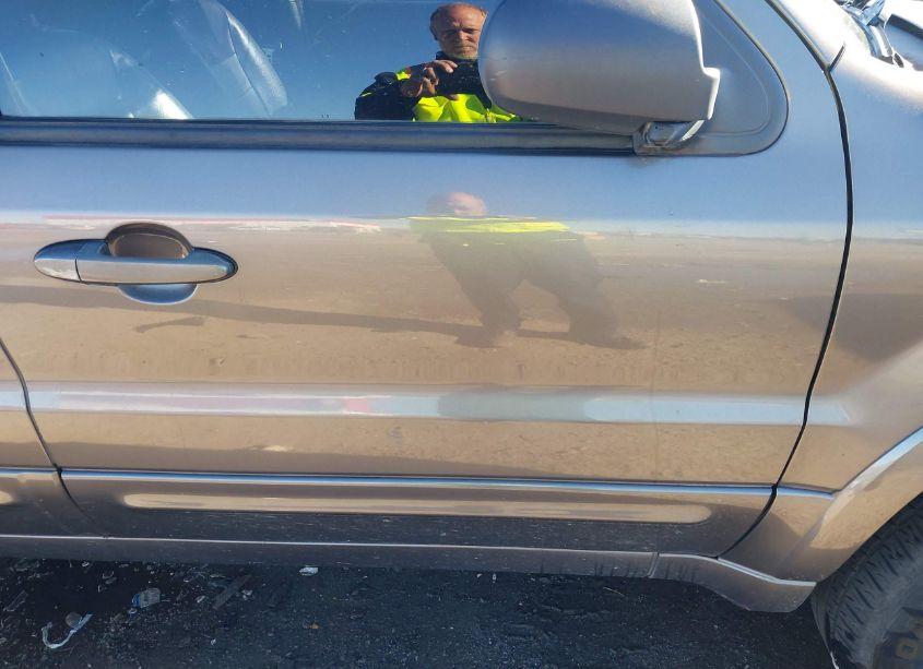 Photo 19 of 2005 Ford Escape LIMITED (VIN 1FMCU04165KB85392)