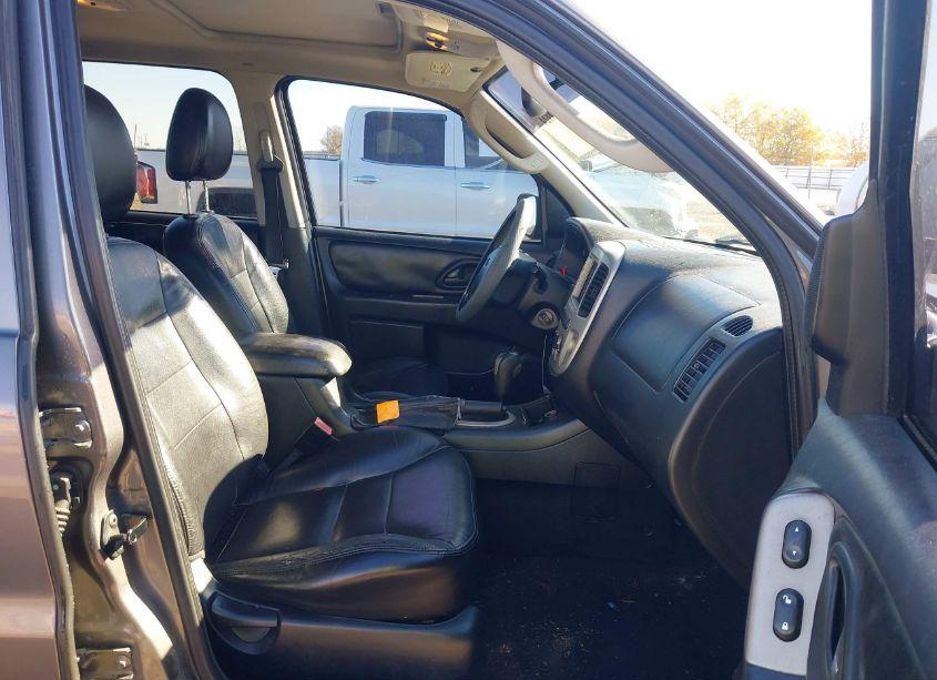 Photo 5 of 2005 Ford Escape LIMITED (VIN 1FMCU04165KB85392)