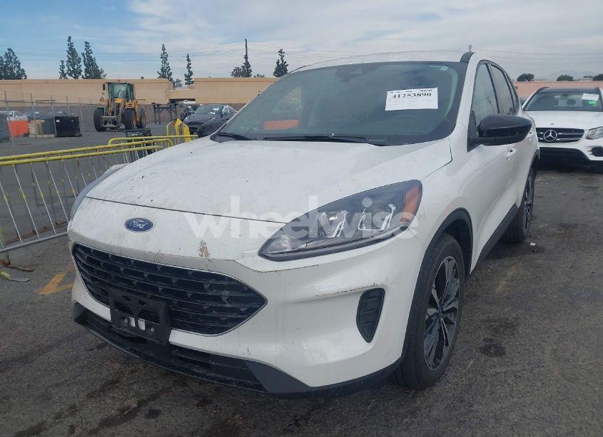 Photo 2 of 2022 Ford Escape SE HYBRID (VIN 1FMCU0BZ8NUA02734)