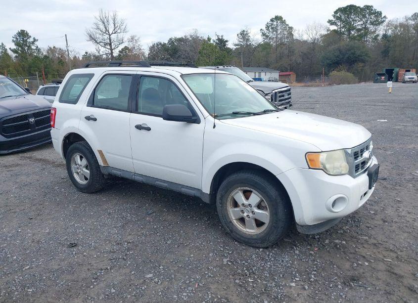 2010 Ford Escape XLS (VIN 1FMCU0C70AKB03284) main photo