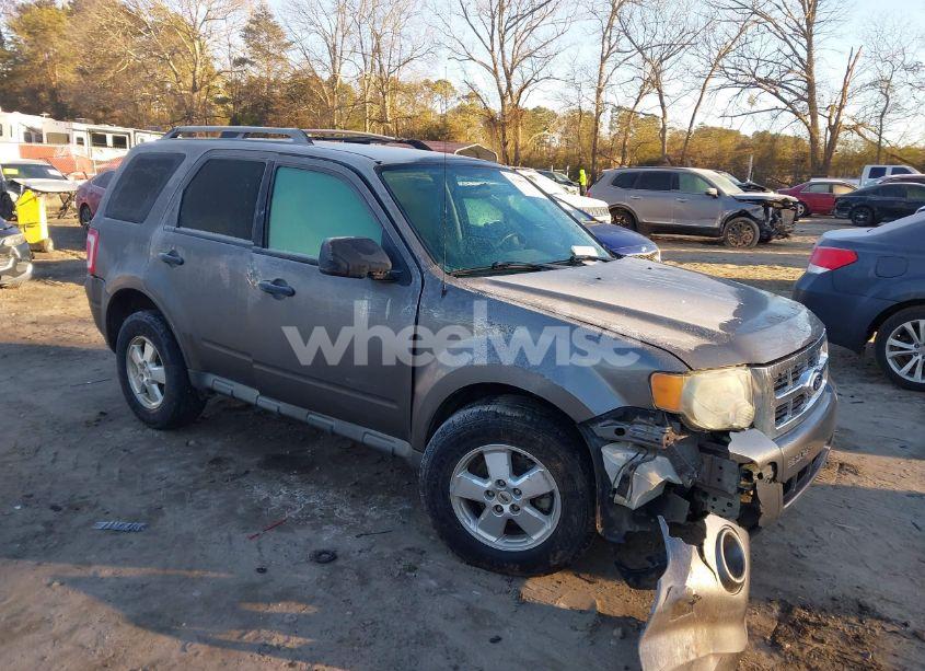 2010 Ford Escape XLS (VIN 1FMCU0C70AKD02237) main photo