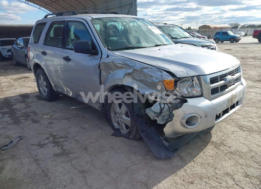 2010 Ford Escape XLS (VIN 1FMCU0C74AKB30679) main photo