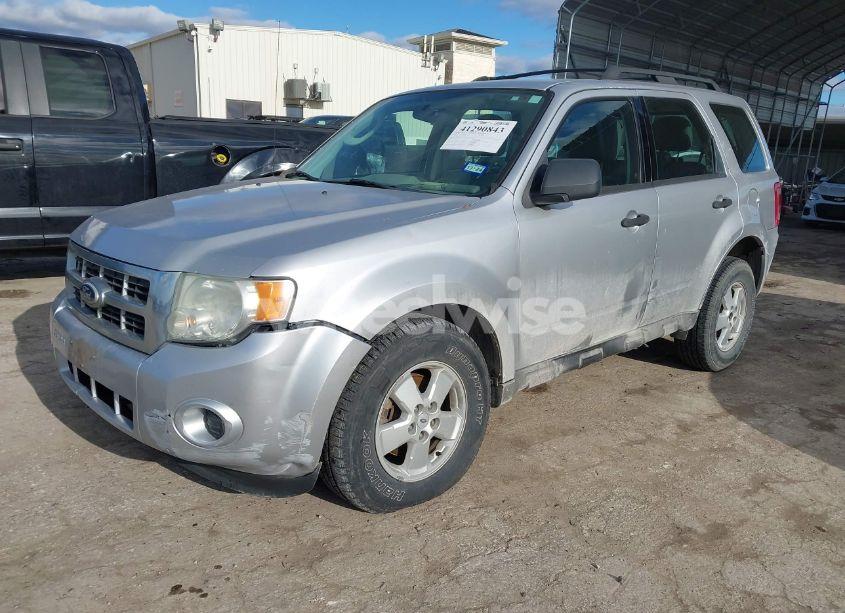 Photo 2 of 2010 Ford Escape XLS (VIN 1FMCU0C74AKB30679)
