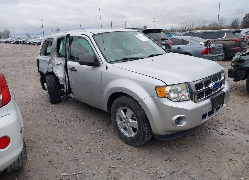 2011 Ford Escape XLS (VIN 1FMCU0C75BKC18402) main photo
