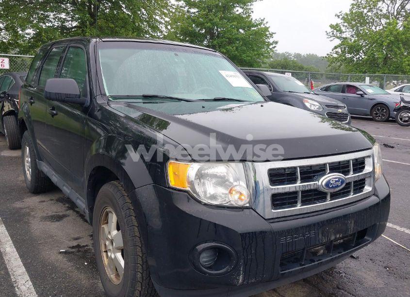 2010 Ford Escape XLS (VIN 1FMCU0C77AKD33467) main photo