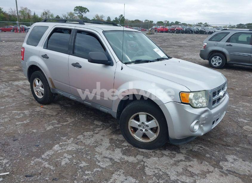 2010 Ford Escape XLS (VIN 1FMCU0C77AKD37423) main photo
