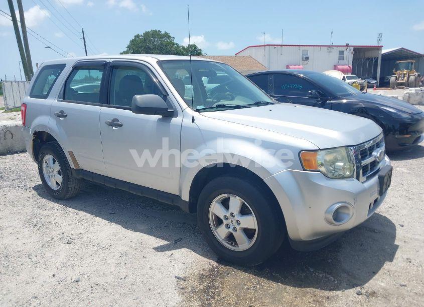 2010 Ford Escape XLS (VIN 1FMCU0C78AKA80465) main photo