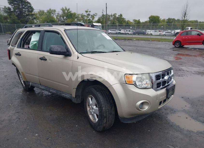 2010 Ford Escape XLS (VIN 1FMCU0C78AKC67107) main photo