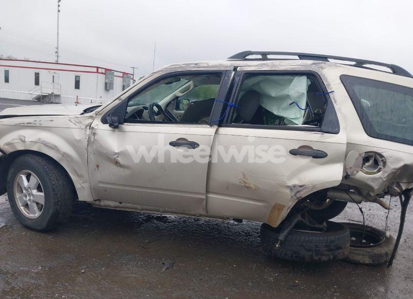 Photo 14 of 2010 Ford Escape XLS (VIN 1FMCU0C78AKC67107)