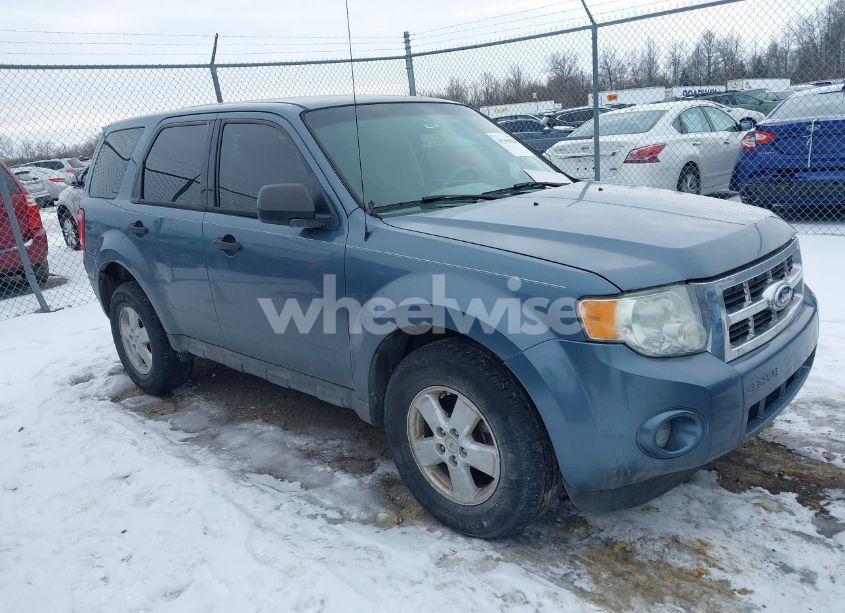 2010 Ford Escape XLS (VIN 1FMCU0C78AKC90452) main photo