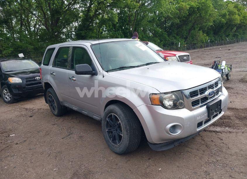 2010 Ford Escape XLS (VIN 1FMCU0C79AKC82375) main photo